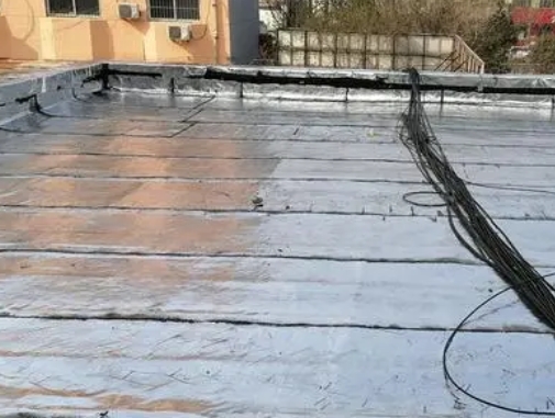 建瓯卫生间漏水维修公司分享下建瓯屋面楼顶防水刚性防水层施工要点。